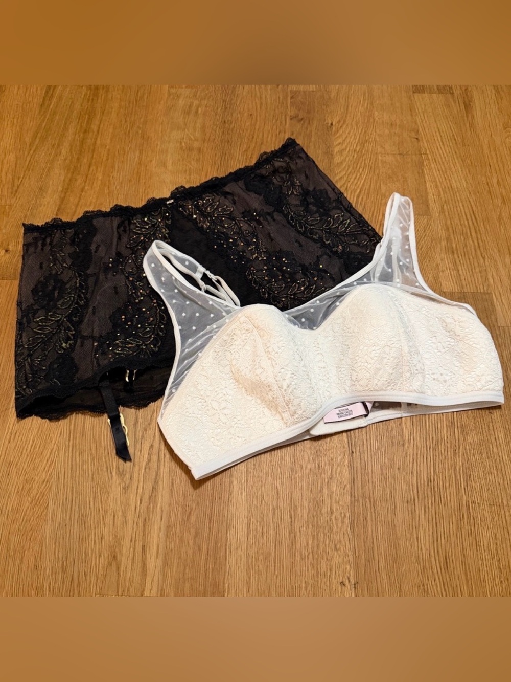 Victoria's Secret MEDIUM Lace Wireless Bralette and Garter Skirt Set